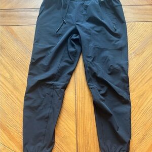 LIKE NEW LULULEMON LICENSE TO TRAIN BLACK JOGGERS M